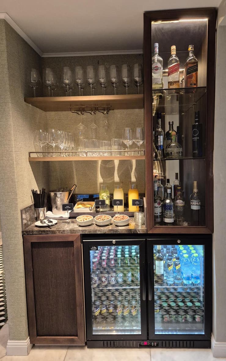 מבחר מכובד של אלכוהול (צילום: אסף רוזן) מבחר מכובד של אלכוהול