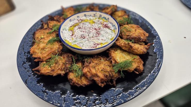 איזו מנה מנצחת - לנגוש גבינתי או לביבות ירק פריכות?