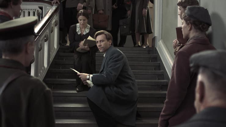 מנגנון הדיכוי פועל במסווה של חוק. מתוך "סיפורם של שני פרקליטים" (צילום: באדיבות בתי קולנוע לב) מתוך "סיפורם של שני פרקליטים"