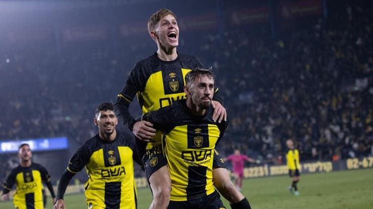 הכובש והמבשל, יונה ואצילי חוגגים מהפך מול סכנין (צילום: אלכס קולומויסקי) הכובש והמבשל, יונה ואצילי חוגגים מהפך מול סכנין