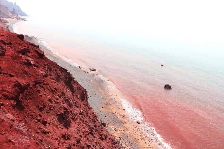 צבע אדום באי הורמוז. תופעה שחוזרת על עצמה (צילום: R.Faezeh, shutterstock) צבע אדום באי הורמוז