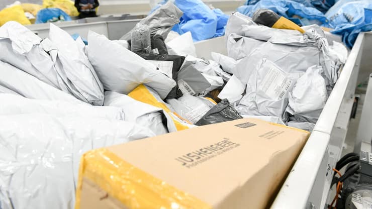 מיון חבילות שהוזמנו מחו"ל בבלאק פריידיי האחרון (צילום: חורחה נובומינסקי) חבילות מחו"ל