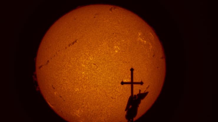 צילום של השמש מטלסקופ מיוחד ברוסיה (AP Photo/Dmitri Lovetsky) צילום של השמש מטלסקופ מיוחד ברוסיה