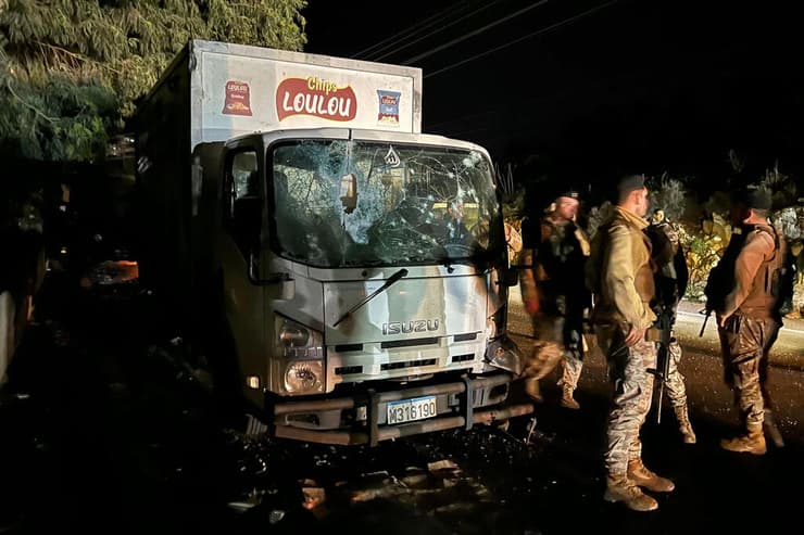 חיילי צבא לבנון ליד זירת אחת מתקיפות צה"ל (צילום: Mahmoud ZAYYAT / AFP) המשאית שהותקפה