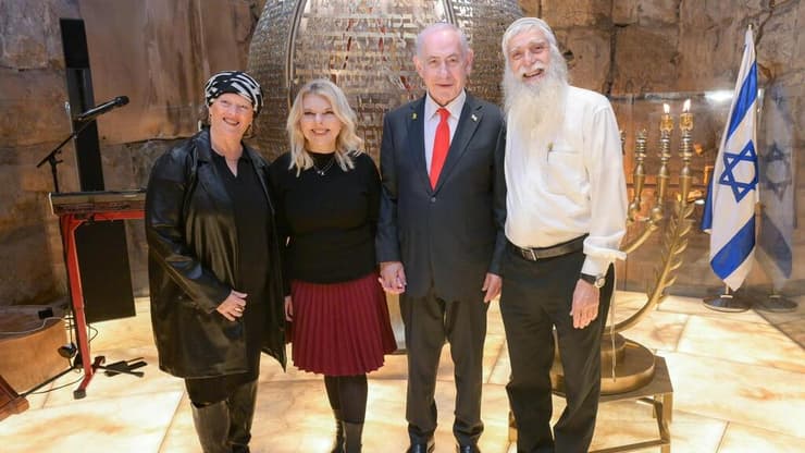 ראש הממשלה ורעיתו הדליקו נר שני של חנוכה עם לוחמי צה"ל בכותל המערבי