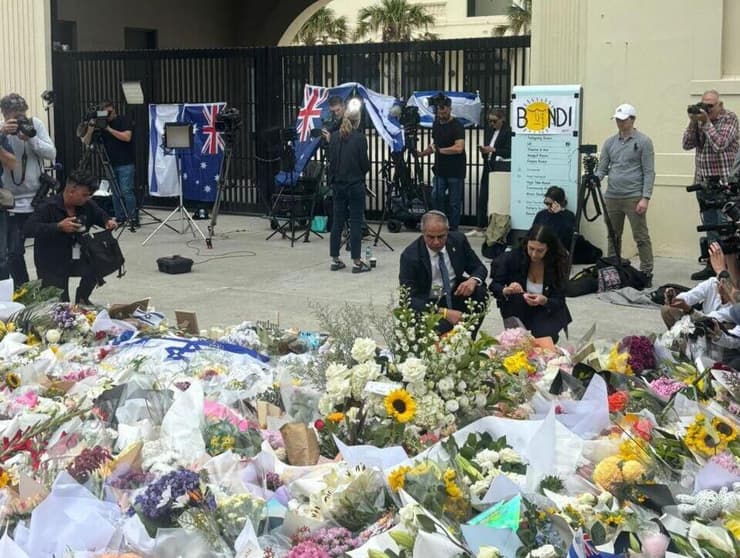 שגריר ישראל אמיר מימון וצוות שגרירות ישראל לאוסטרליה מסרו הצהרה לתקשורת באתר הפיגוע בסידני