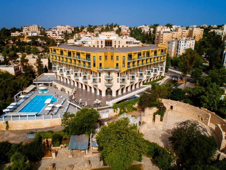 וכך זה נראה בקיץ כשהבריכה פתוחה (צילום: אבי רום) וכך זה נראה בקיץ כשהבריכה פתוחה