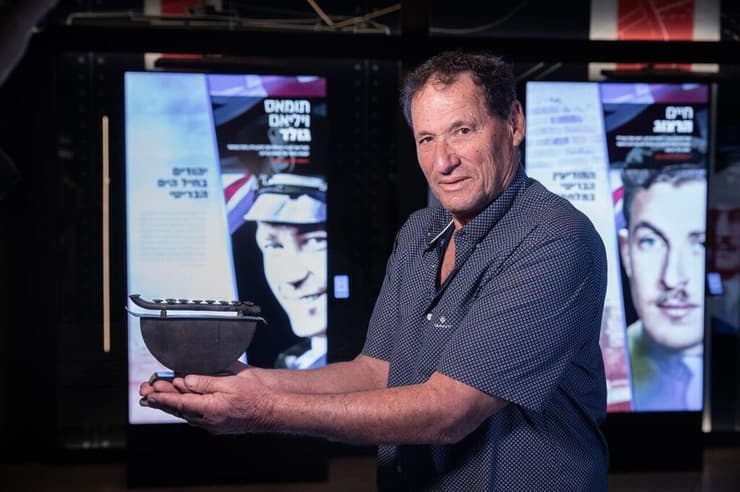 יהודה ליפמן עם החנוכייה