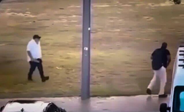 ראובן מוריסון ז"ל (שמאל) מתקרב לעבר המחבל סג'יד, לפני שהשליך לעברו חפצים ראובן מוריסון שנרצח ב פיגוע סידני אוסטרליה מתקרב לעבר אחד המחבלים בניסיון לנטרל אותו