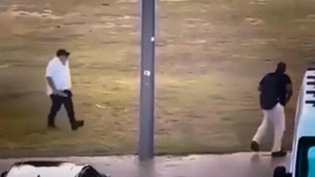 ראובן מוריסון שנרצח ב פיגוע סידני אוסטרליה מתקרב לעבר אחד המחבלים בניסיון לנטרל אותו