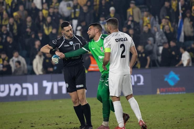 הצהובים יעמדו לדין. אבו ניל לאחר שנפגע מבקבוק שנזרק מהיציע (צילום: אלכס קולומויסקי) אבו ניל לאחר שנפגע מבקבוק שנזרק מהיציע