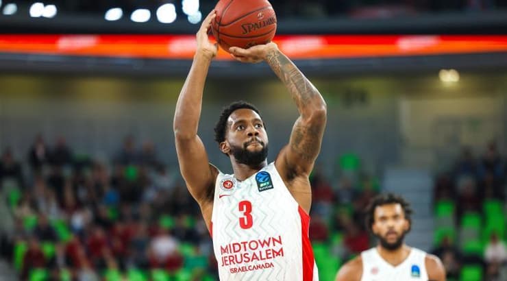 קאדין קרינגטון זורק (מיכל בן גיגי, הפועל מידטאון ירושלים) קאדין קרינגטון זורק