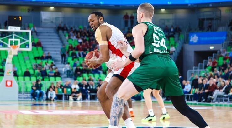 אוסטין וויילי חודר לצבע (מיכל בן גיגי, הפועל מידטאון ירושלים) אוסטין וויילי חודר לצבע