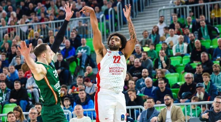 אנתוני לאמב עולה לזריקה (מיכל בן גיגי, הפועל מידטאון ירושלים) אנתוני לאמב עולה לזריקה