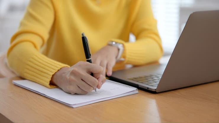 אישה כותבת מטפלת 