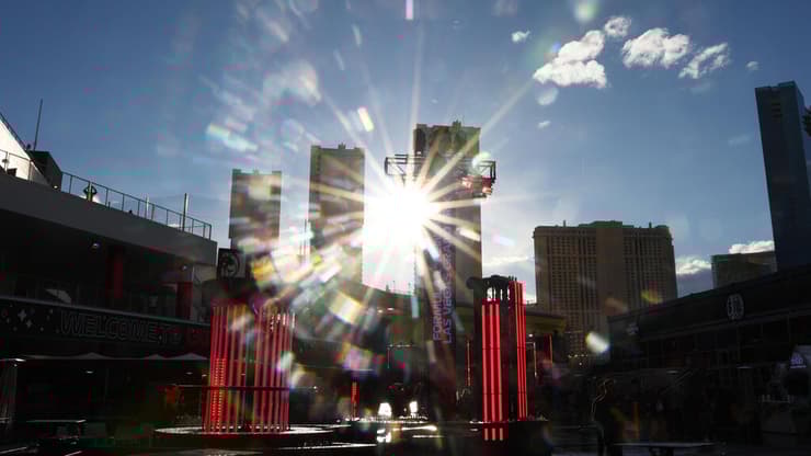 השמש מתחילה לשקוע בלאס וגאס (Mark Thompson/Getty Images) השמש מתחילה לשקוע בלאס וגאס