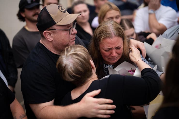 גם הוריה של הילדה מתילדה בת ה-10, שנרצחה בפיגוע, הגיעו לשם (צילום: Audrey Richardson/Getty Images) הוריה של מתילדה שנרצחה ב סידני אוסטרליה בביקור בזירת הטבח