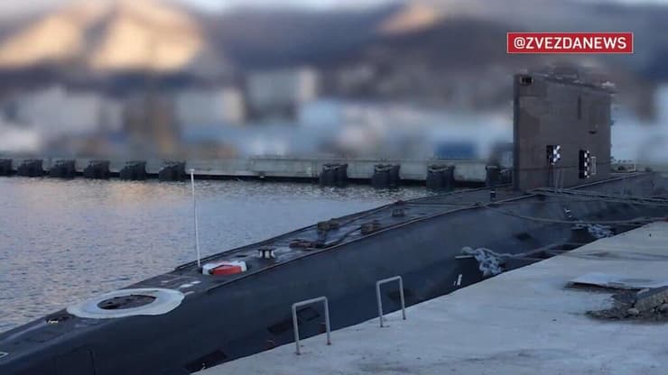 הצוללת בתיעוד שפרסמה היום רוסיה. ומה קרה מתחת? צוללת בתיעוד שפרסמה רוסיה מנמל נובורוסיסק כדי להכחיש את טענת אוקראינה שהיא נפגעה