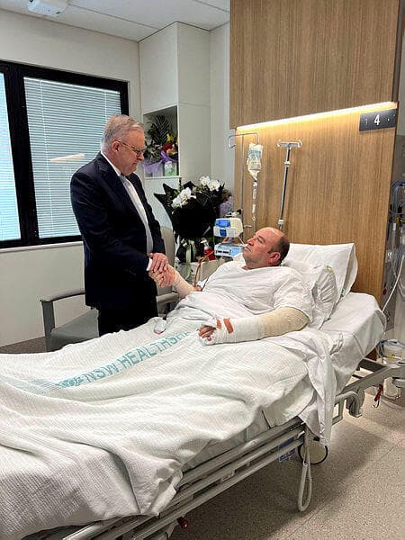 ראש ממשלת אוסטרליה אנתוני אלבניזי לצד אחמד אל-אחמד בבית החולים