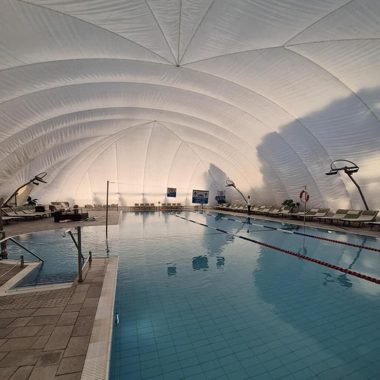 הבריכה המקורה (צילום: אסף רוזן) הבריכה המקורה