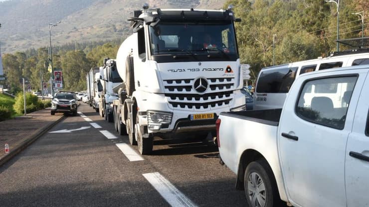 הכביש בכניסה לעיר נחסם. "דורשים שיתנו לנו תקווה לחיים פה" (צילום: אביהו שפירא) תושבים מפגינים בכניסה לקריית שמונה
