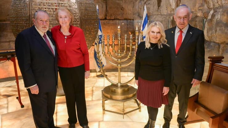 ראש הממשלה ורעיתו הדליקו נר שני של חנוכה עם לוחמי צה"ל בכותל המערבי