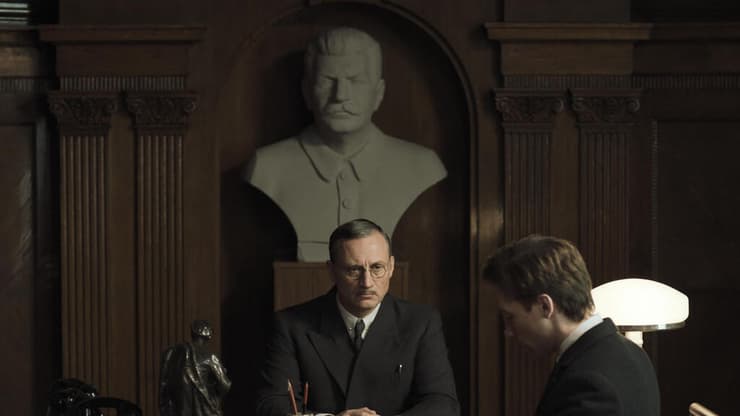 "שמש העמים" משגיח מלמעלה. מתוך "סיפורם של שני פרקליטים" (צילום: באדיבות בתי קולנוע לב) מתוך "סיפורם של שני פרקליטים"