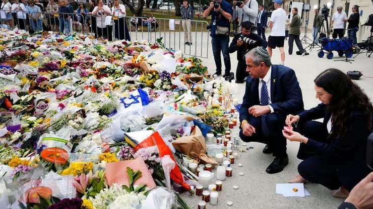 שגריר ישראל אמיר מימון וצוות שגרירות ישראל לאוסטרליה מסרו הצהרה לתקשורת באתר הפיגוע בסידני