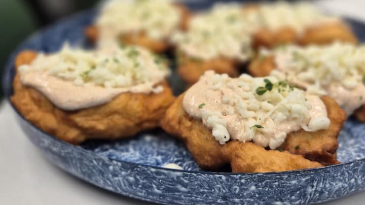 איזו מנה מנצחת - לנגוש גבינתי או לביבות ירק פריכות?