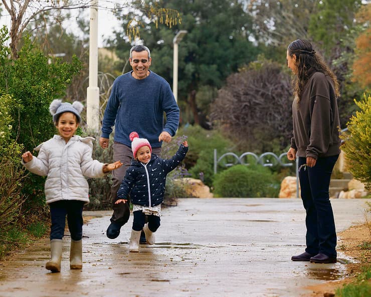 ”עכשיו אנחנו בונים את  העתיד על בסיס העבר  המוכר“. לישי, עמרי, רוני  ועלמא, בשבוע שעבר בכרמים