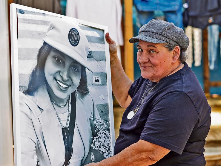 ”היא חשבה שהודו תהיה מפלט". יפה גולן ותמונת בתה, שיראל ז"ל (צילום: שלומי יוסף) ”היא חשבה שהודו תהיה מפלט". יפה גולן ותמונת בתה, שיראל ז"ל