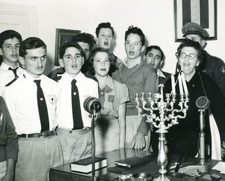 כנס נציגי תנועות הנוער להדלקת נר שלישי של חנוכה בלשכת נשיא המדינה יצחק בן-צבי, ירושלים, 1953 (צילום: שרות הצילומים של הסוכנות היהודית. רשומה זו היא חלק מפרויקט רשת ארכיוני ישראל (רא"י) וזמינה במסגרת שיתוף פעולה בין ארכיון יצחק בן צבי, משרד המורשת והספרייה הלאומית של ישראל) כנס נציגי תנועות הנוער להדלקת נר שלישי של חנוכה בלשכת נשיא המדינה יצחק בן-צבי, ירושלים, 1953