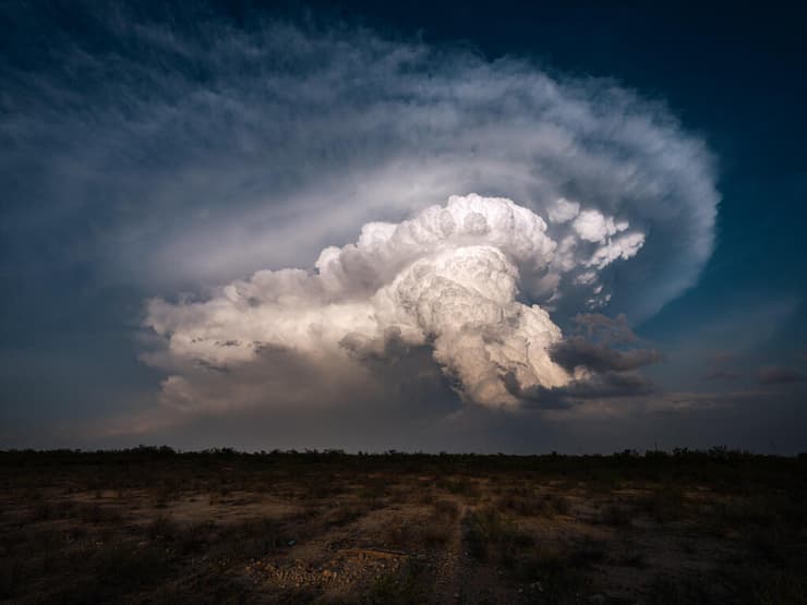 סופה בודדת מתגלגלת במרחק