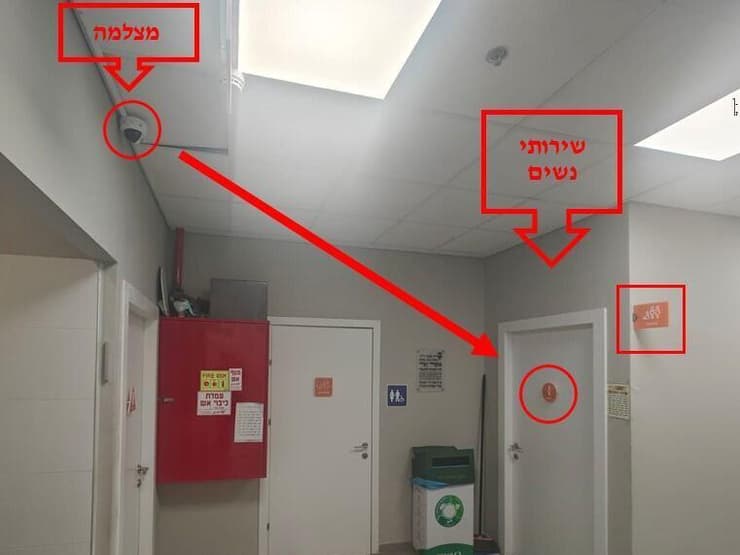 המצלמה שהוצבה בכניסה לשירותי הנשים בעיריית אלעד