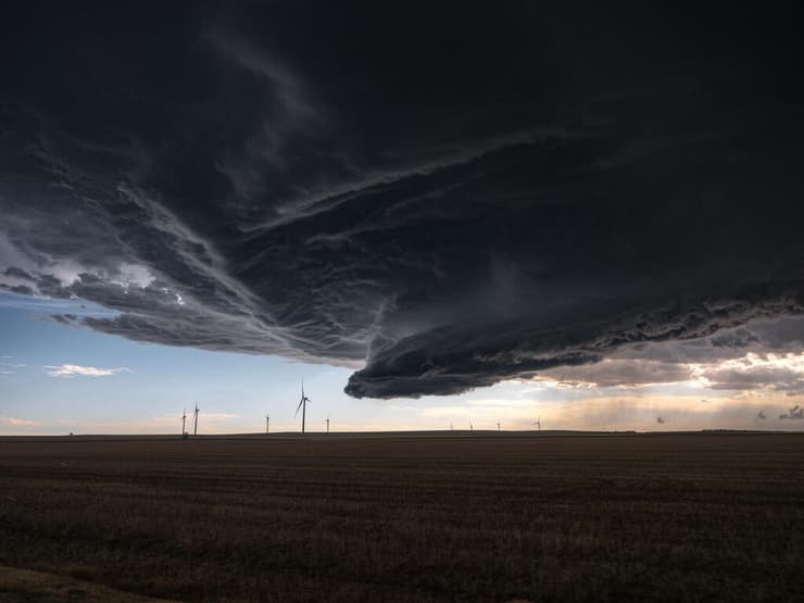 עננים מאיימים נערמים לצד הכביש בקולורדו