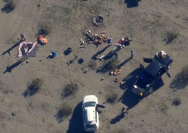 חברי ארגון החזית לשחרור אי הצבים מתכנסים להרכיב מטעני חבלה ולערוך בהם ניסויים לקראת מתקפה בלוס אנג'לס 15 דצמבר 2025