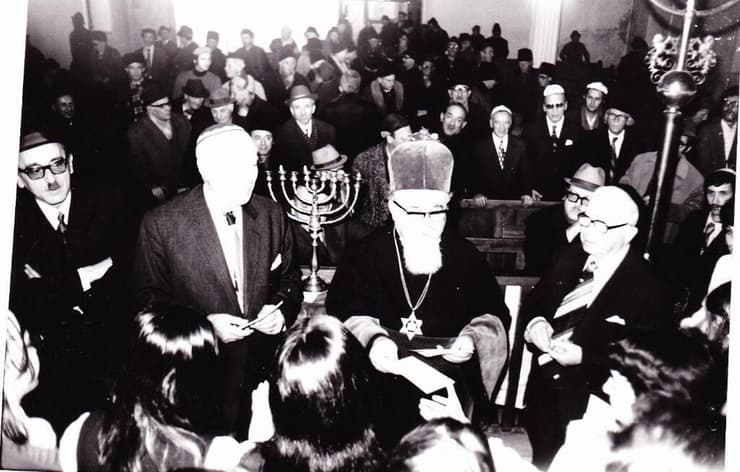 הדלקת חנוכייה. הרב רוזן מימין לחנוכייה (צילום: אדוארד סרוטה - המחלקה לתרבות, אומנות ומדיה בפדרציה של הקהילות היהודיות ברומניה) הדלקת חנוכייה. הרב רוזן מימין לחנוכייה