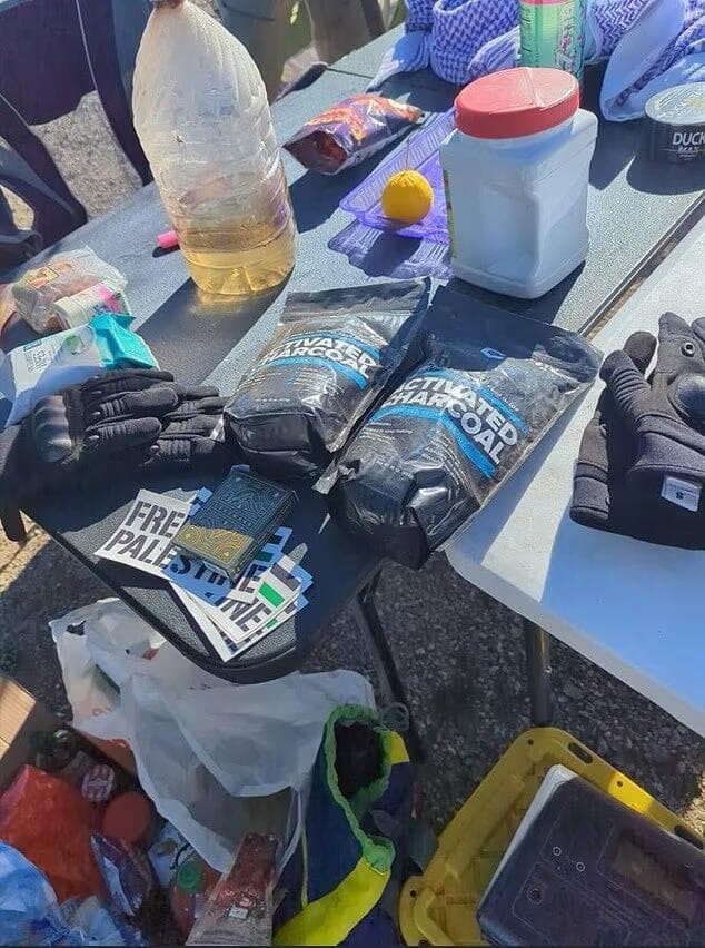 ארה"ב לוס אנג'לס חומרים שנמצאו אצל אנשי החזית לשחרור אי הצבים שתכננו מתקפת טרור ב ליל השנה החדשה