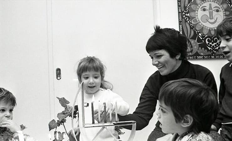 חנוכה בקיבוץ כפר גלעדי, 1972 (צילום: מארכיון בית הצילום – יגאל אשוח, זמין דיגיטלית במסגרת שיתוף פעולה בין פרויקט 'שימור לדורות' בניהול בית יגאל אלון, מחלקת היודאיקה בספריית אוניברסיטת הרווארד, משרד המורשת וכחלק ממיזם רשת ארכיוני ישראל (רא"י) המנוהל בספרייה הלאומית של ישראל) חנוכה בקיבוץ כפר גלעדי, 1972