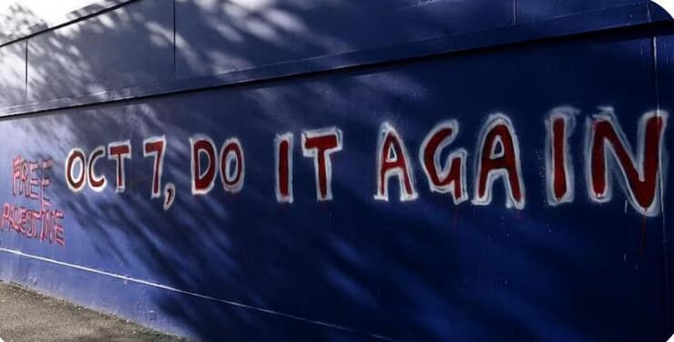 גרפיטי הקורא ל7- באוקטובר נוסף ול"שחרור פלסטין (צילום: מתוך הדוח של משרד התפוצות) גרפיטי הקורא ל7- באוקטובר נוסף ול"שחרור פלסטין