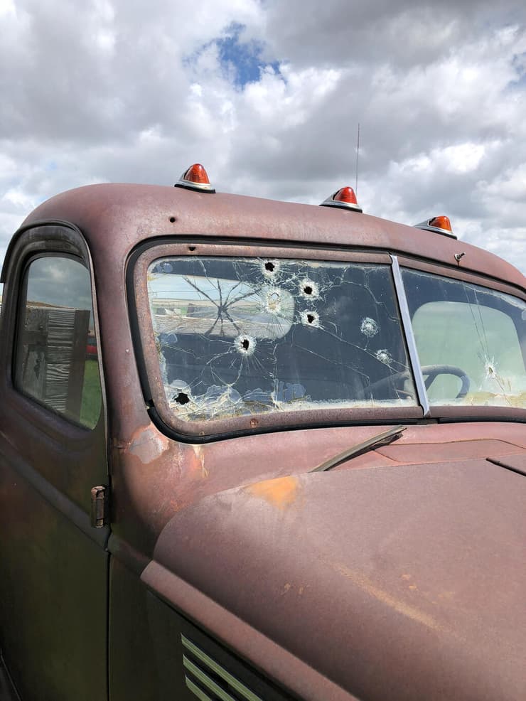 לא מראה חריג. רכבים ישנים ומחוררי קליעים