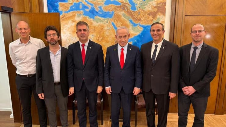 נתניהו וכהן. הם מחייכים, אבל לא בטוח שהצרכנים הישראלים יחייכו (צילום: דוברות ראש הממשלה) אושרה עסקת הגז עם מצרים, הגדולה בתולדות ישראל