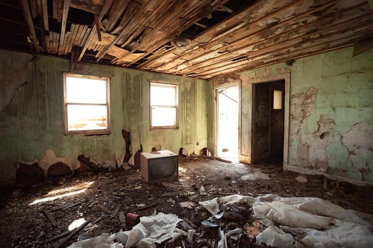 בימים שקטים ללא סערות - נכנסים לבתים שננטשו