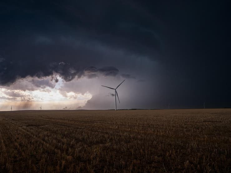 שדות אינסופיים מנוקדים בטורבינות רוח ענקיות