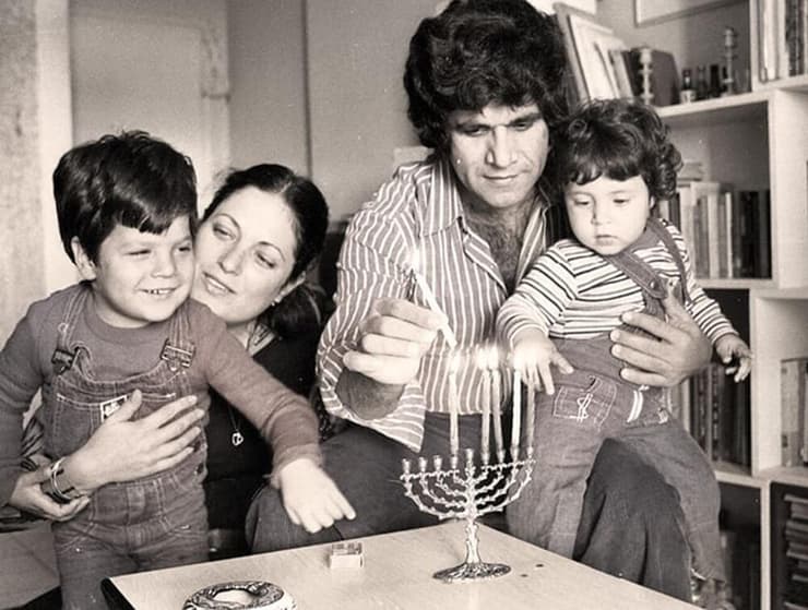 משפחה חוגגת את חג החנוכה, 1977 (צילום: IPPA מתוך ארכיון דן הדני, האוסף הלאומי לתצלומים על שם משפחת פריצקר, הספרייה הלאומית) משפחה חוגגת את חג החנוכה, 1977