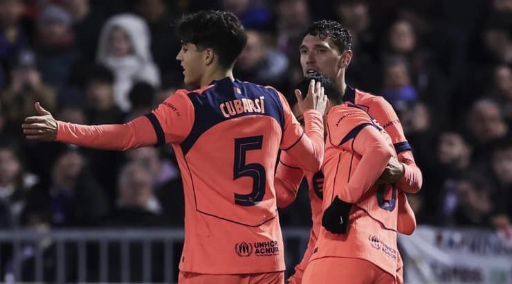 שחקני ברצלונה מברכים את אנדראס כריסטנסן