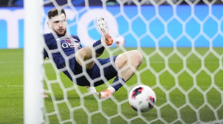 קבארצחליה מסתכל על הכדור מתגלגל לרשת (IMAGO) קבארצחליה מסתכל על הכדור מתגלגל לרשת