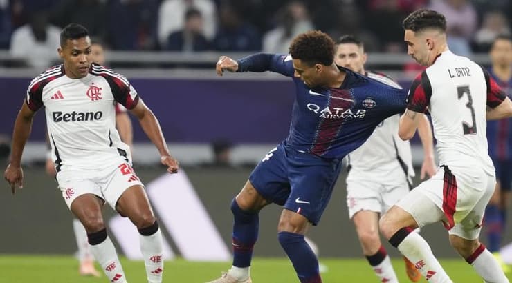 דזירה דואה נתפס, משחק אגרסיבי של פלמנגו (IMAGO) דזירה דואה נתפס, משחק אגרסיבי של פלמנגו