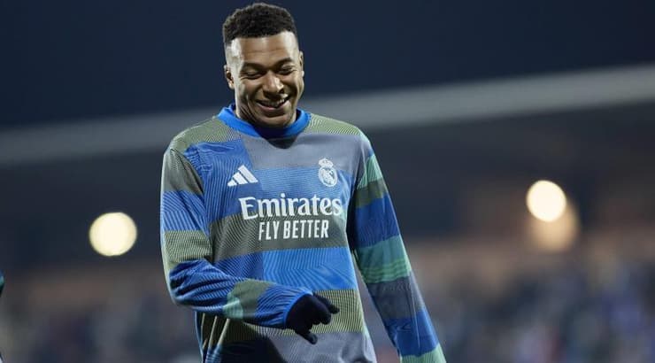 קיליאן אמבפה מחויך בחימום (IMAGO) קיליאן אמבפה מחויך בחימום