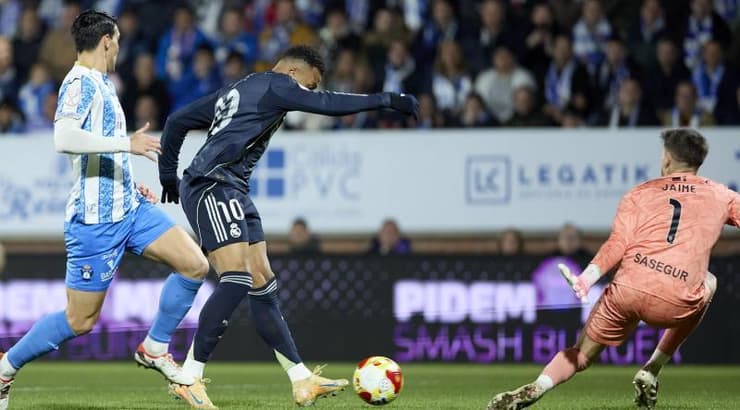 קיליאן אמבפה מחמיץ באחד על אחד (IMAGO) קיליאן אמבפה מחמיץ באחד על אחד